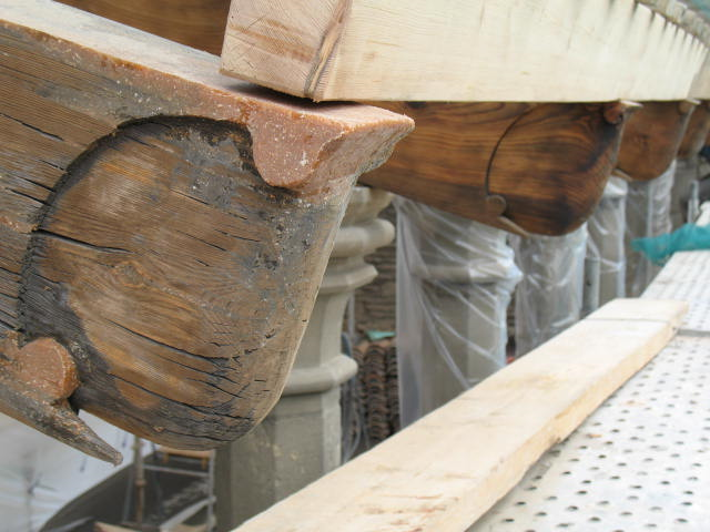 Restauració de la fusteria i fusta en façanes