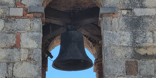 Una de las campanas del Campanario de la Parroquia de San Octaviano. Sujeta por una sólida estructura de roble. Monasterio de Sant Cugat del Vallés. Agosto del 2022