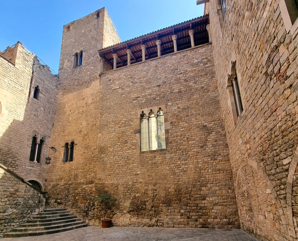 En el patio gótico, sobre el muro que pertenece a la muralla, se añadió una lonja con columnas prismáticas y un techo volado de madera fruto de la última restauración y de la que centenares de años después, hemos sido responsables de su rehabilitación…