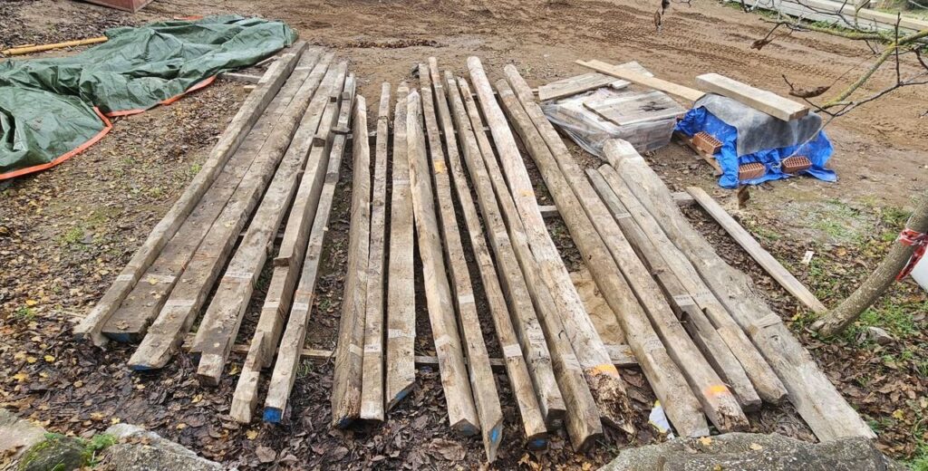 Una pieza de madera aumenta su durabilidad a medida que pasa el tiempo: ha alcanzado la humedad de equilibrio higroscópico, por lo que ya no aparecen fendas de secado y la albura se “duraminiza” al transformar la savia en minerales.