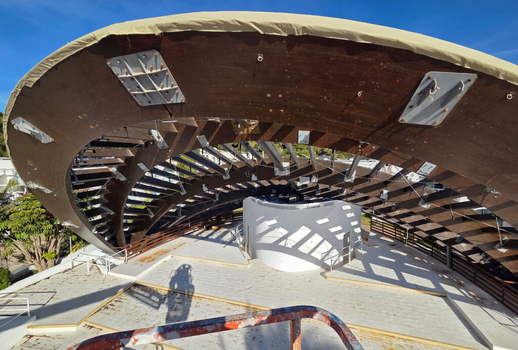 En la imagen, tomada desde una plataforma elevadora, permite apreciar la magnitud de esta estructura, actualmente objeto de revisión técnica para preservar su durabilidad.