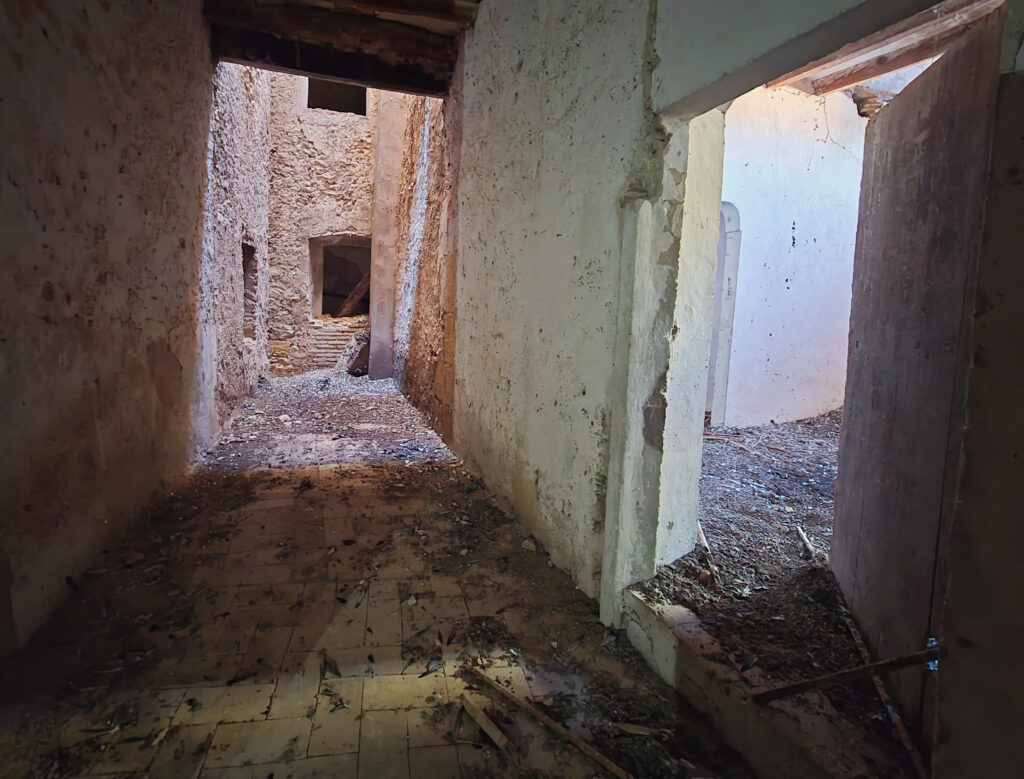 En la imagen, la luz cenital destaca sobre las dependencias de este antiguo Hospital...