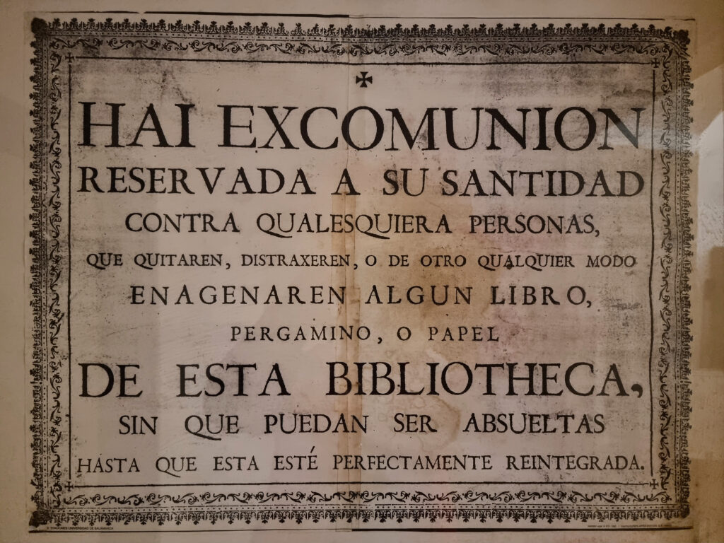 En la imagen, un aviso de excomunión en la entrada de una biblioteca monástica, nos advierte de las graves consecuencias de sustraer o deteriorar sus fondos.