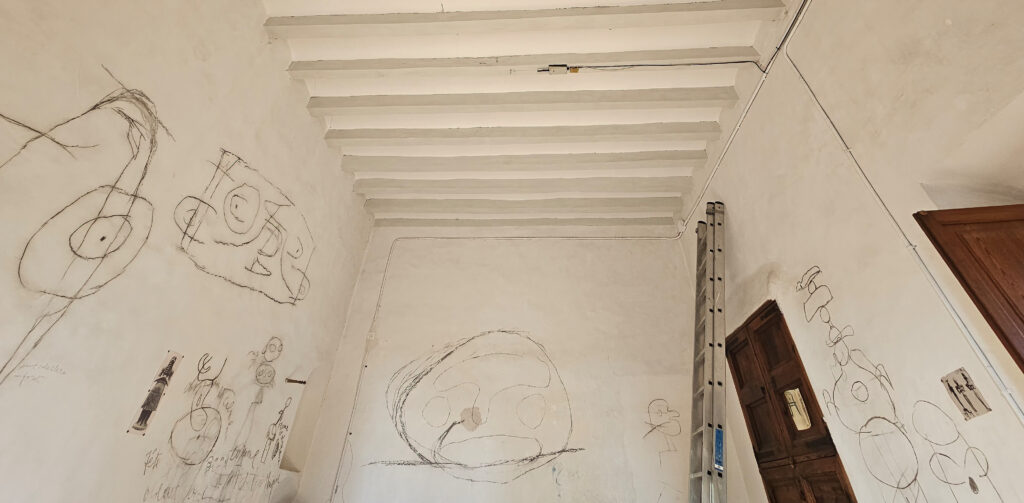 En la imagen, bocetos del pintor Joan Miró destacan sobre las blancas paredes de una estancia objeto de inspección. Trabajo tuvimos para apoyar la escalera donde no dañara ni alterara ninguna de estas joyas…