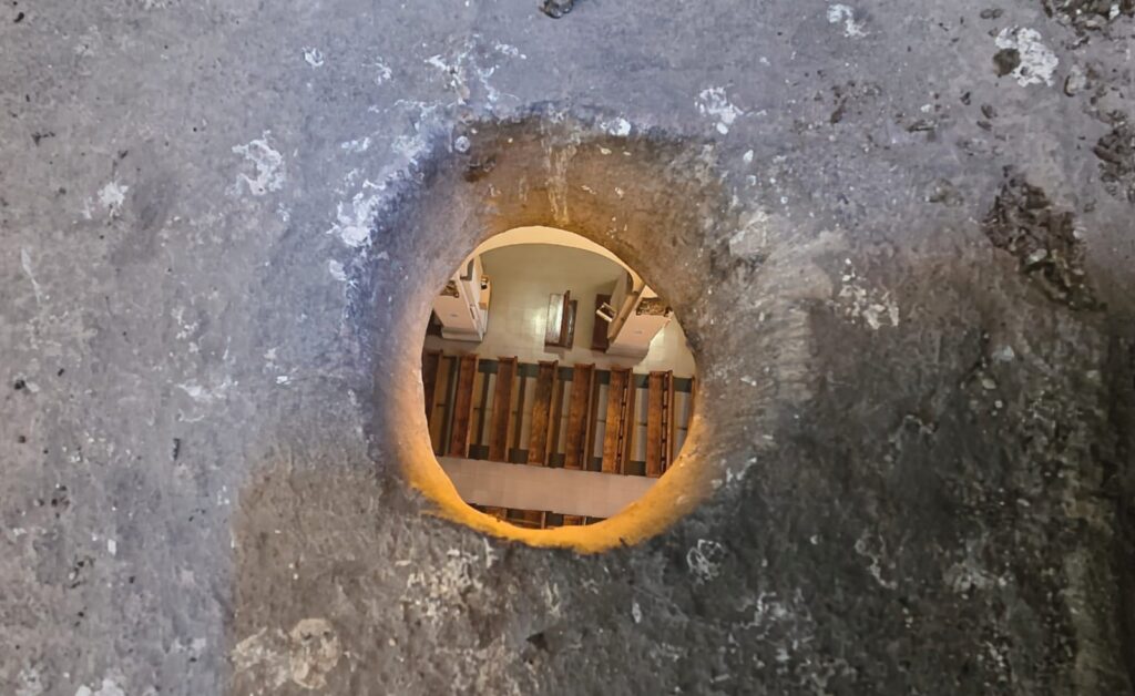 En la imagen, la planta de una iglesia observada desde un agujero practicado sobre la vuelta de la nave central.