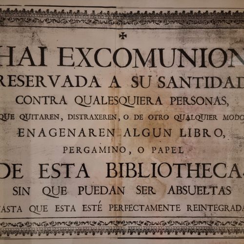 En la imagen, un aviso de excomunión en la entrada de una biblioteca monástica, nos advierte de las graves consecuencias de sustraer o deteriorar sus fondos.