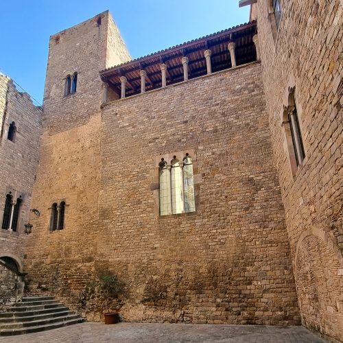 En el patio gótico, sobre el muro que pertenece a la muralla, se añadió una lonja con columnas prismáticas y un techo volado de madera fruto de la última restauración y de la que centenares de años después, hemos sido responsables de su rehabilitación…