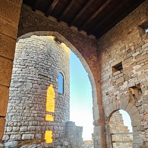 CASTILLO DE BOIXADORS En la imagen, el reflejo de la silueta de unos ventanales, se dibujan sobre la torre maestra del Castillo de Boixadors, memoria viva de siglos de historia, batallas, alianzas y transformaciones…