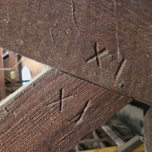 MARCAS PARA EL MONTAJE Hoy, estas marcas constituyen una valiosa huella material del oficio tradicional, que nos permite leer la historia constructiva y comprender cómo se trabajaba la madera antes de la estandarización industrial…