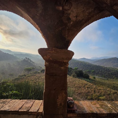 UNA TERRAZA CON VISTAS El tiempo se detiene de tal manera que cuando miras el reloj, han pasado tres cuartos de hora – ¿en qué quedamos? ¿se detiene o no? –.
