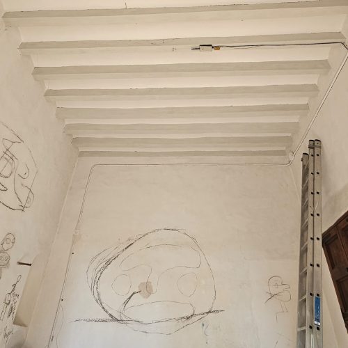 En la imagen, bocetos del pintor Joan Miró destacan sobre las blancas paredes de una estancia objeto de inspección. Trabajo tuvimos para apoyar la escalera donde no dañara ni alterara ninguna de estas joyas…
