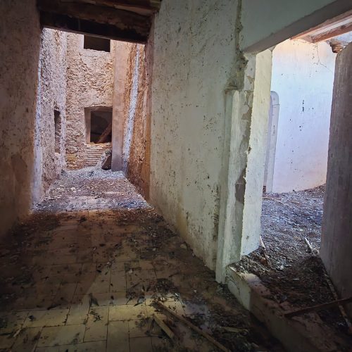 En la imagen, la luz cenital destaca sobre las dependencias de este antiguo Hospital...