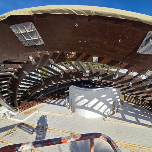 En la imagen, tomada desde una plataforma elevadora, permite apreciar la magnitud de esta estructura, actualmente objeto de revisión técnica para preservar su durabilidad.