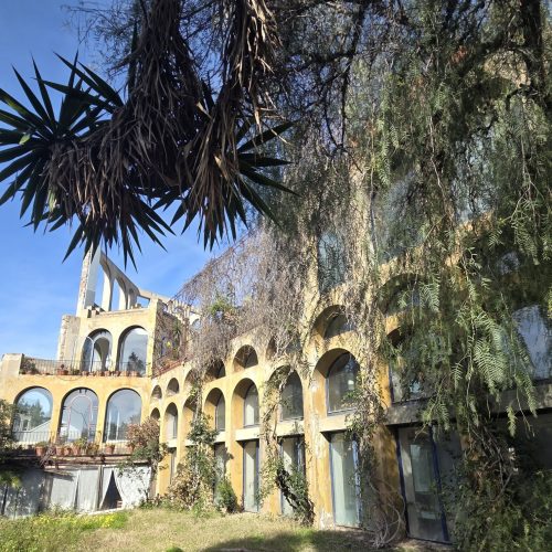 Una obra que explica la obsesión de un artista por crear un mundo propio.