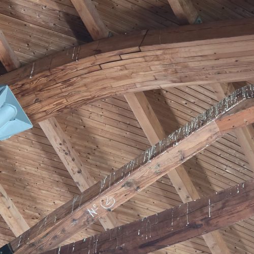 En la imagen, una viga curva de madera laminada presenta delaminación...