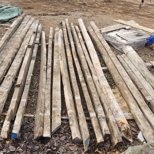 Una pieza de madera aumenta su durabilidad a medida que pasa el tiempo: ha alcanzado la humedad de equilibrio higroscópico, por lo que ya no aparecen fendas de secado y la albura se “duraminiza” al transformar la savia en minerales.