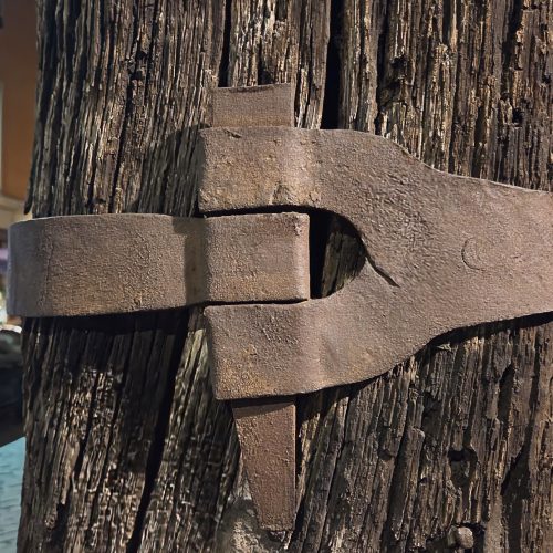 En la imagen, un empresillado metálico realizado mediante fleje perimetral y pasante tipo cuña.