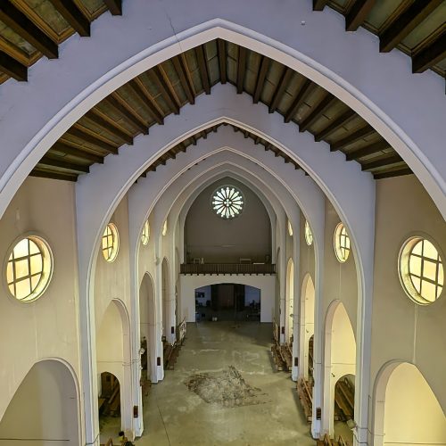 QUEMA DE IGLESIAS En la imagen, desde lo alto de una plataforma articulada para realizar una inspección de las vigas de madera de una iglesia en Barcelona, destaca en el suelo un “grabado” como testimonio de lo ocurrido…