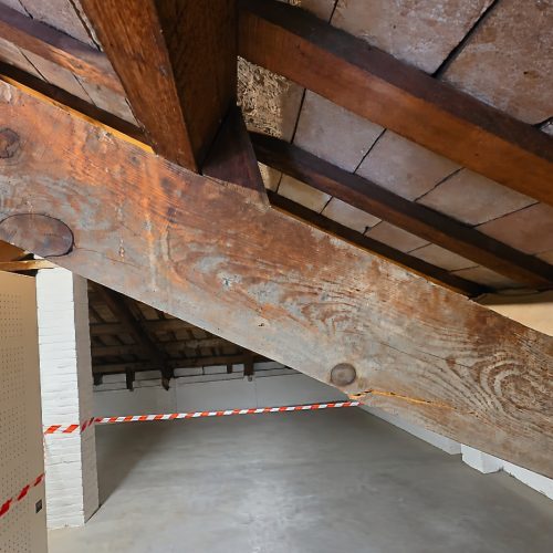 En la imagen, un elemento principal de la estructura de una cubierta, nos muestra cómo la propia anatomía de la madera puede determinar el comportamiento de un elemento estructural...
