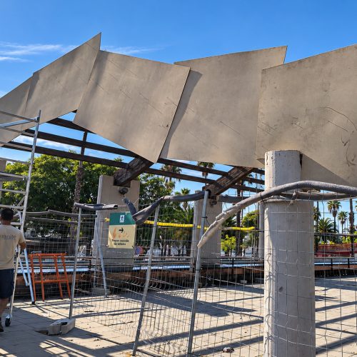 En la imagen, una plantilla de grandes dimensiones se presenta sobre una estructura singular de madera para verificar la precisión del escaneado realizado.
