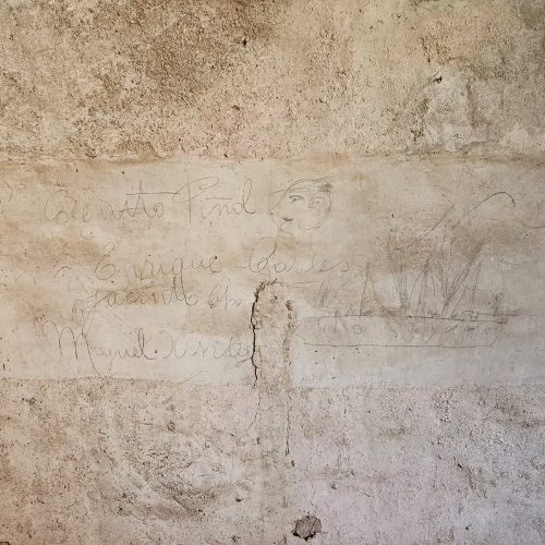 En este contexto bélico, buscamos en la red los nombres que aparecen en el grafiti y los resultados arrojan episodios de nuestra posguerra que aquí no corresponde recordar…