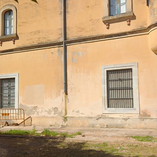MASÍA GARRAFENSE Del exterior de la Masía, de aspecto ecléctico, destacan sus garitas y grandes ventanales, así como un reloj de sol encarado al mediodía y que nos anuncia la hora de marcharnos…