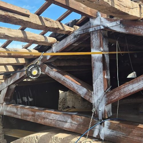 HIDRATACIÓN DE LA MADERA En la imagen, una cercha de madera de pino recién tratada, presta servicio en la cubierta de la nave central de una Iglesia.