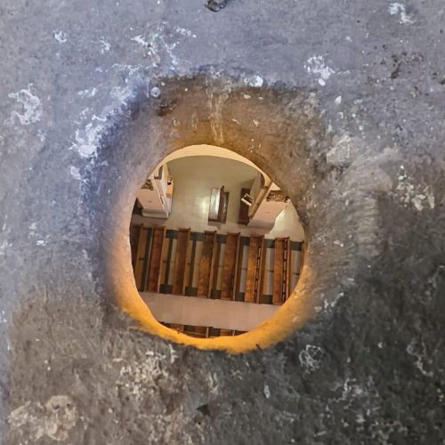 En la imagen, la planta de una iglesia observada desde un agujero practicado sobre la vuelta de la nave central.