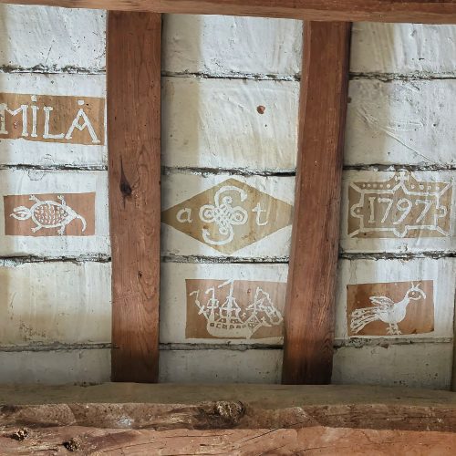 Más de dos siglos después, estas sencillas piezas cerámicas siguen conservando una pequeña parte de la memoria histórica del lugar…